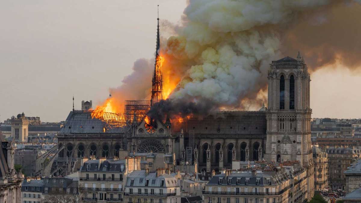 A katedrális tetőszerkezetének a leégése és annak látványa az egész világot sokkolta, de a pusztítás nem áll meg itt. / Fotó: Skynews.com